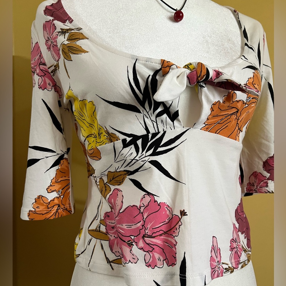 NWOT - Guess top-So pretty-M
